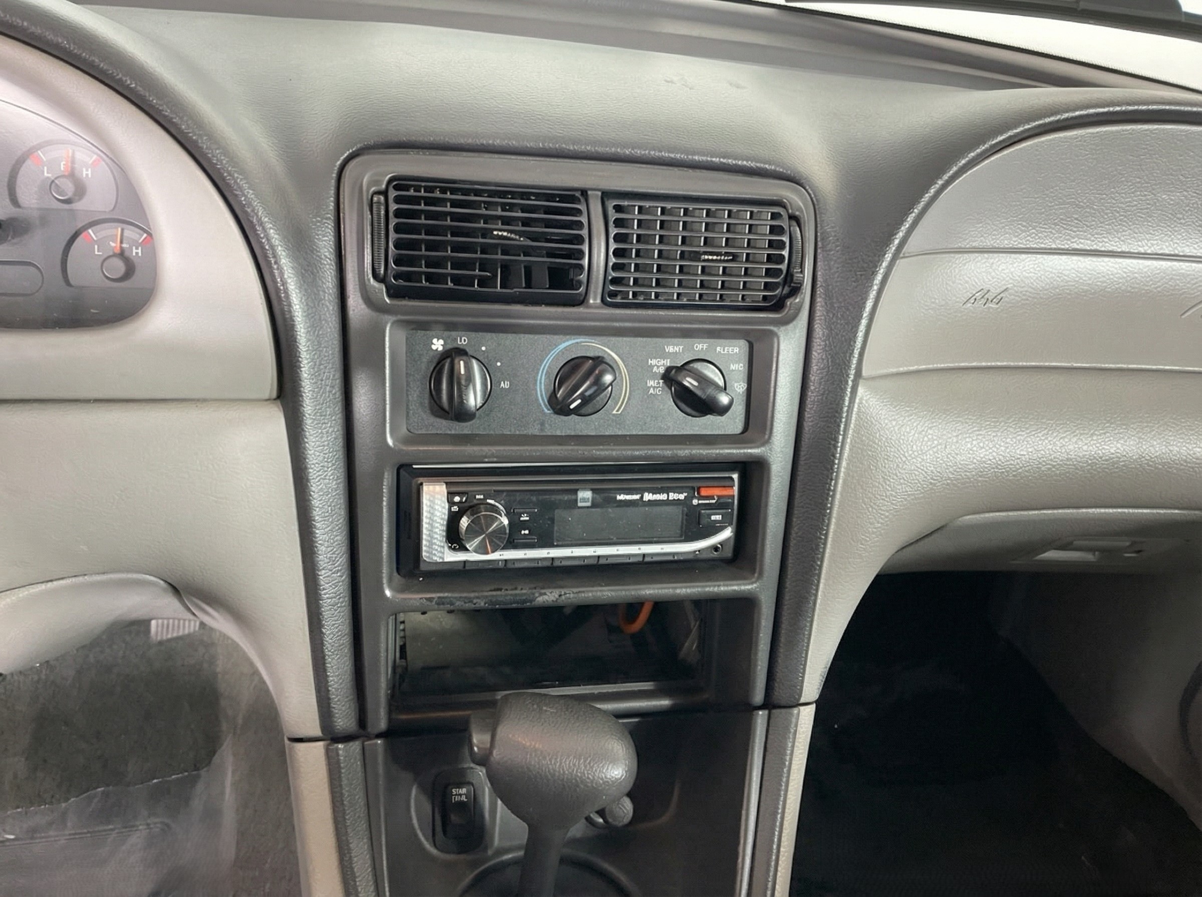 1999 Ford Mustang — photo 8