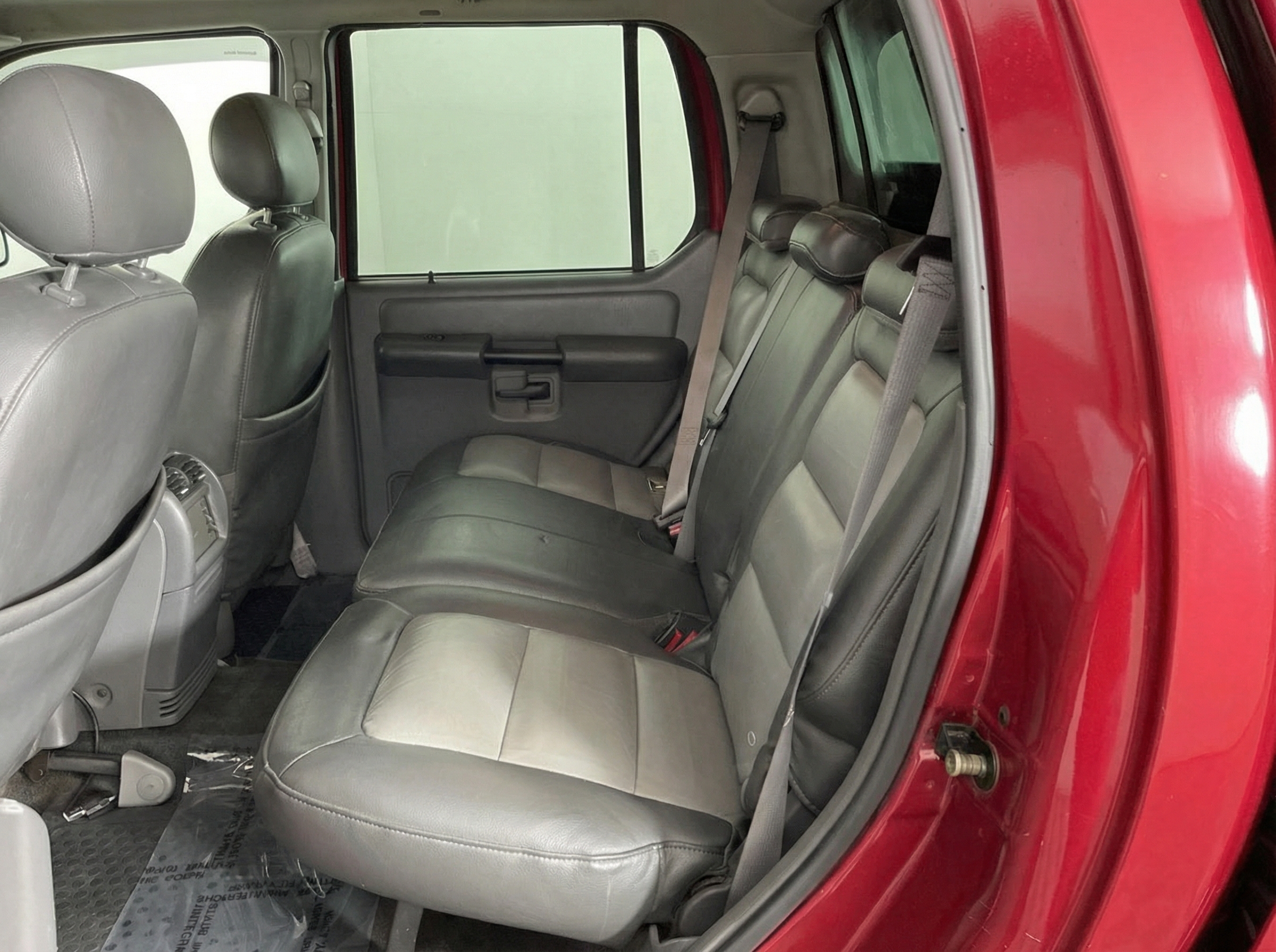 2004 Ford Explorer — photo 11