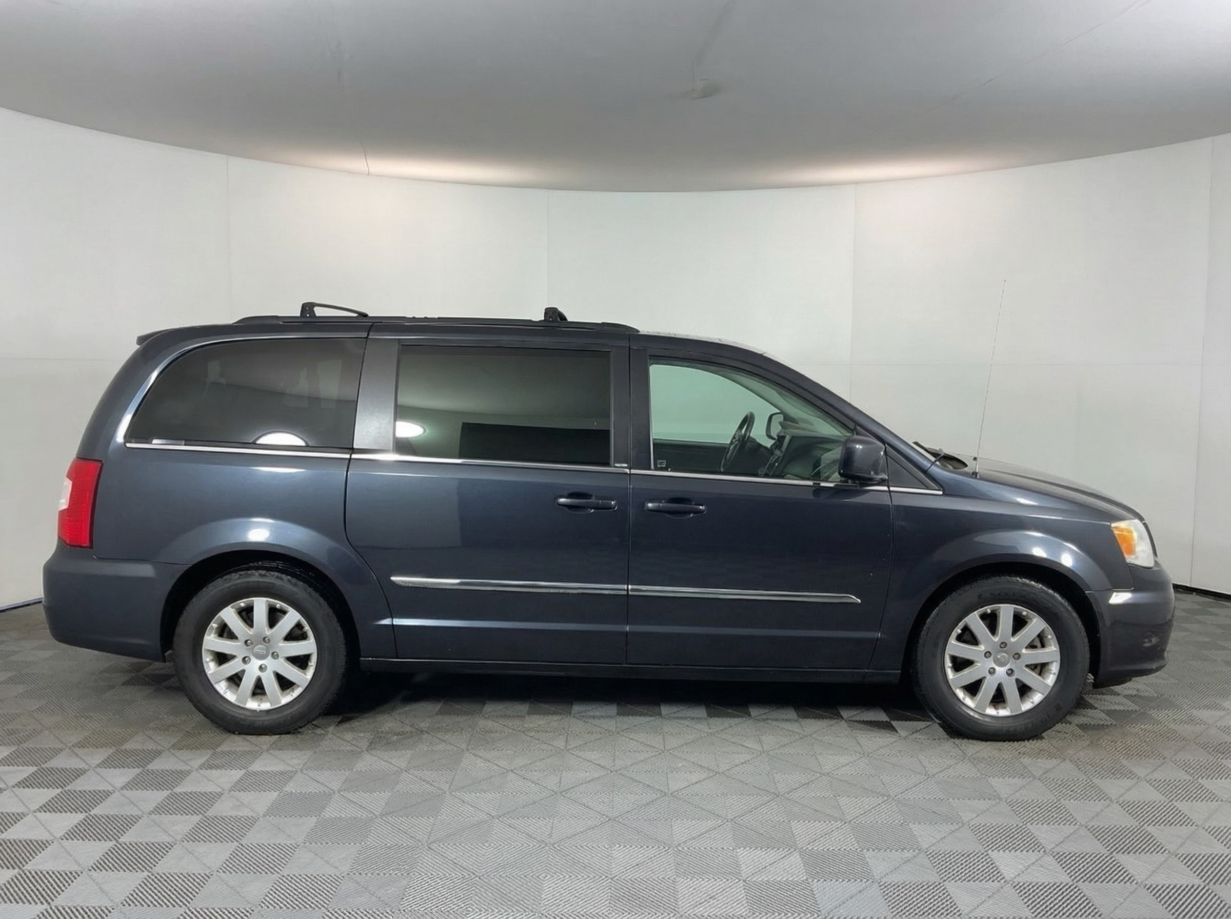 2013 Chrysler Town — photo 2