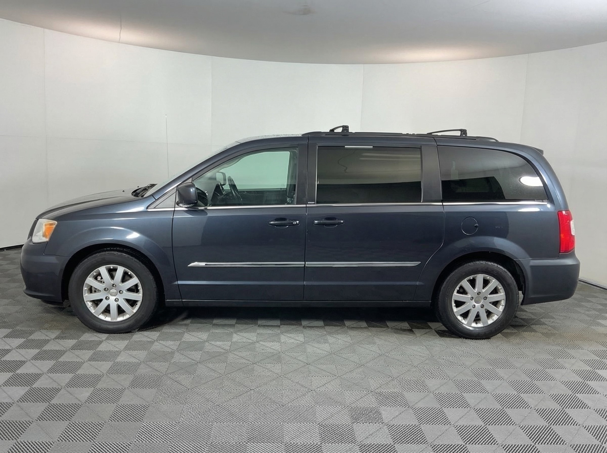 2013 Chrysler Town — photo 3
