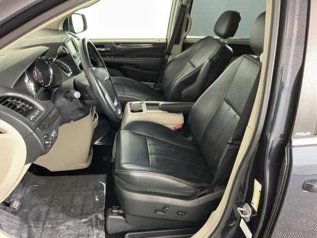 2013 Chrysler Town — photo 5