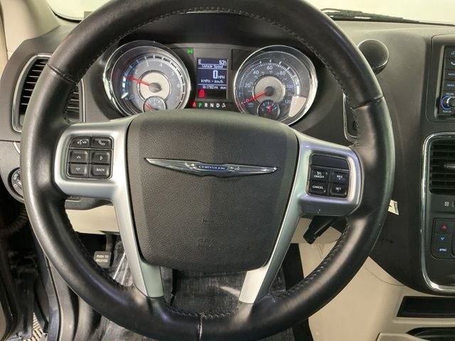 2013 Chrysler Town — photo 6