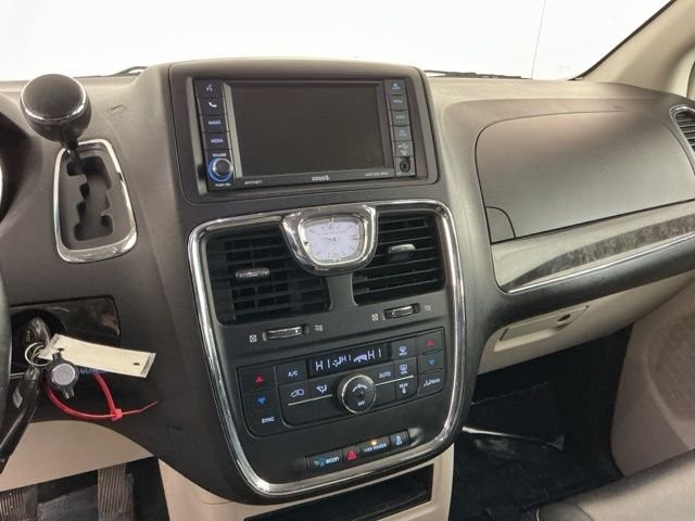 2013 Chrysler Town — photo 7