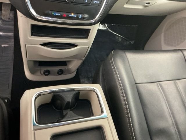 2013 Chrysler Town — photo 8
