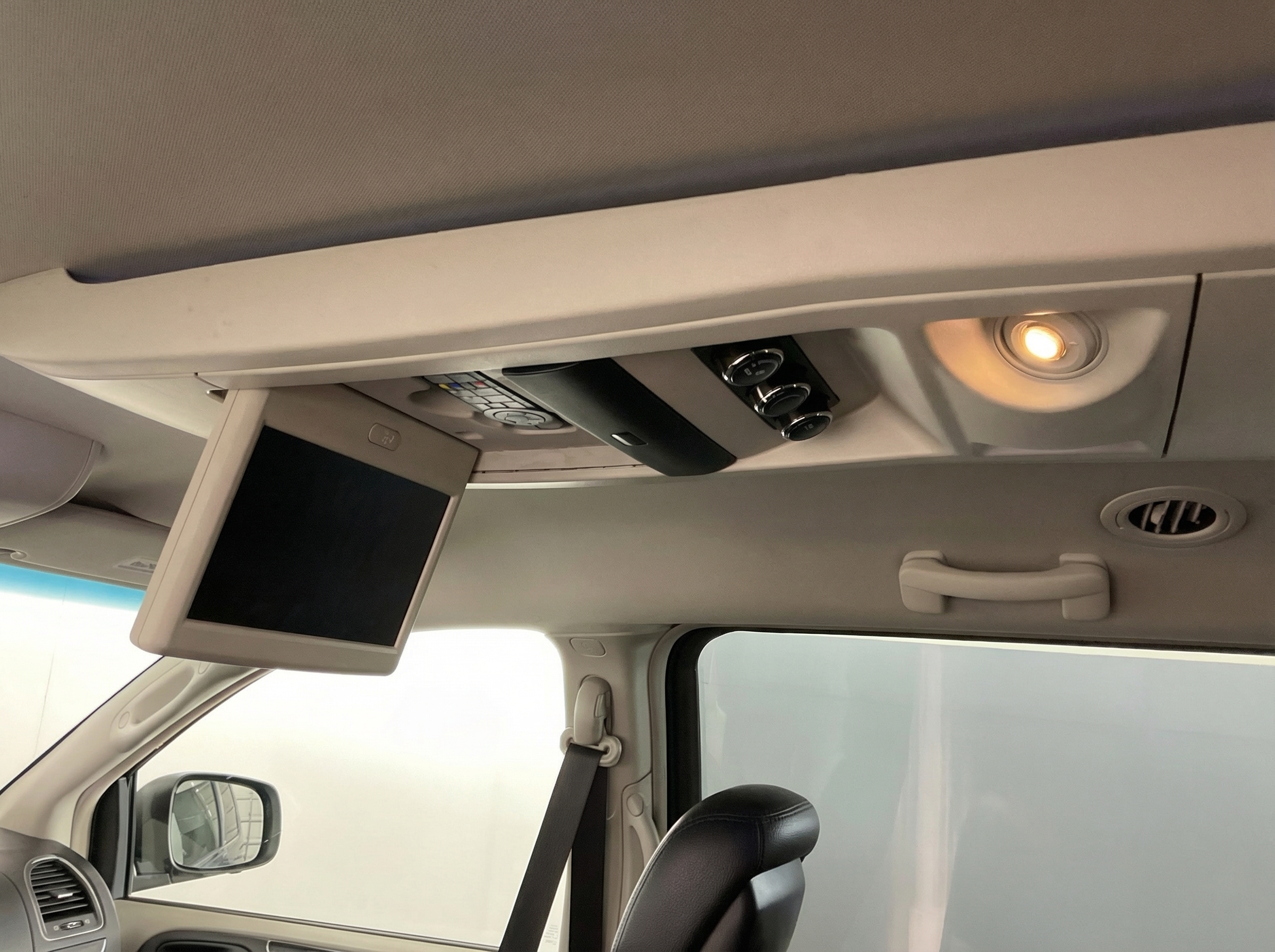 2013 Chrysler Town — photo 11