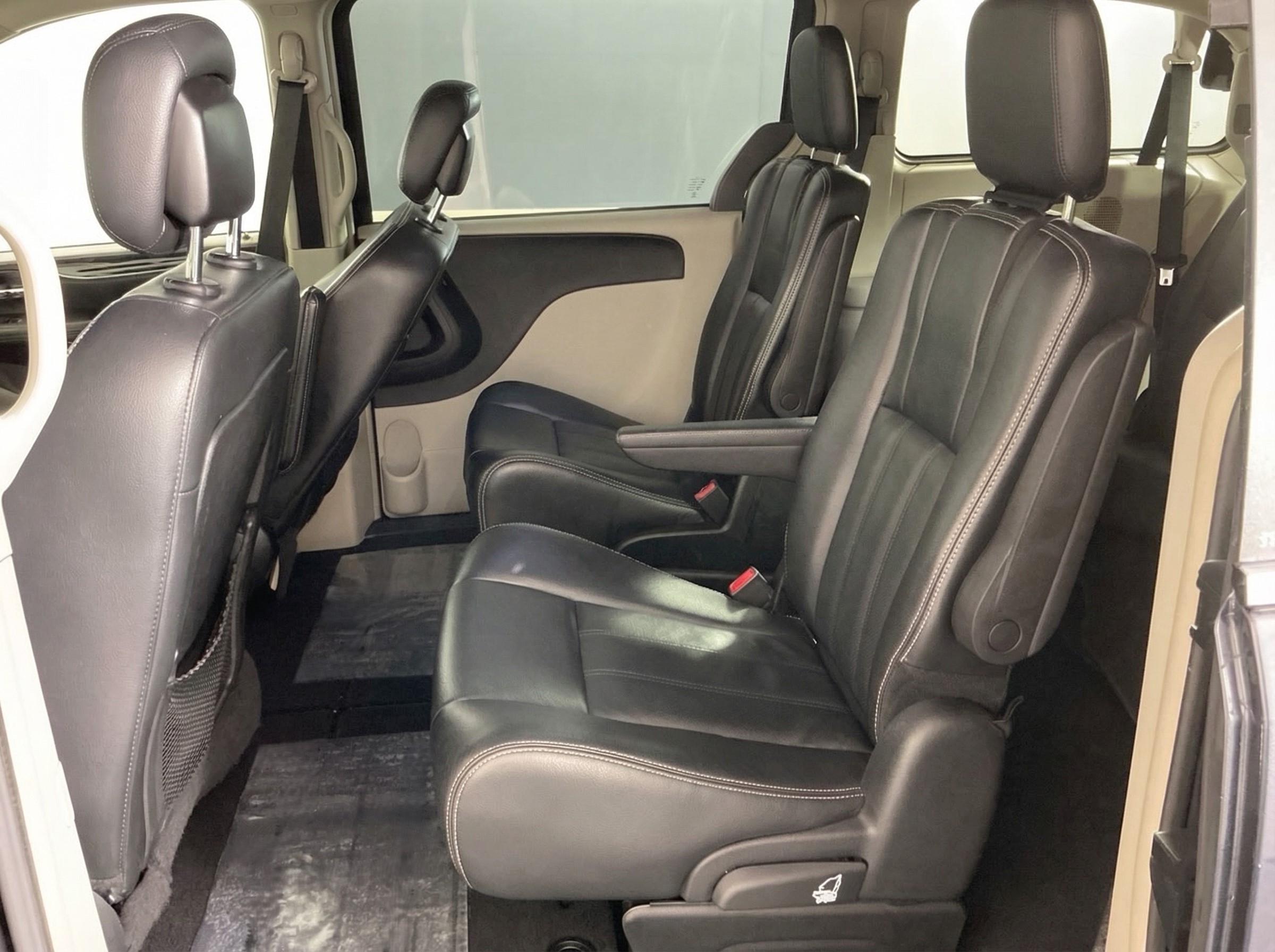 2013 Chrysler Town — photo 12