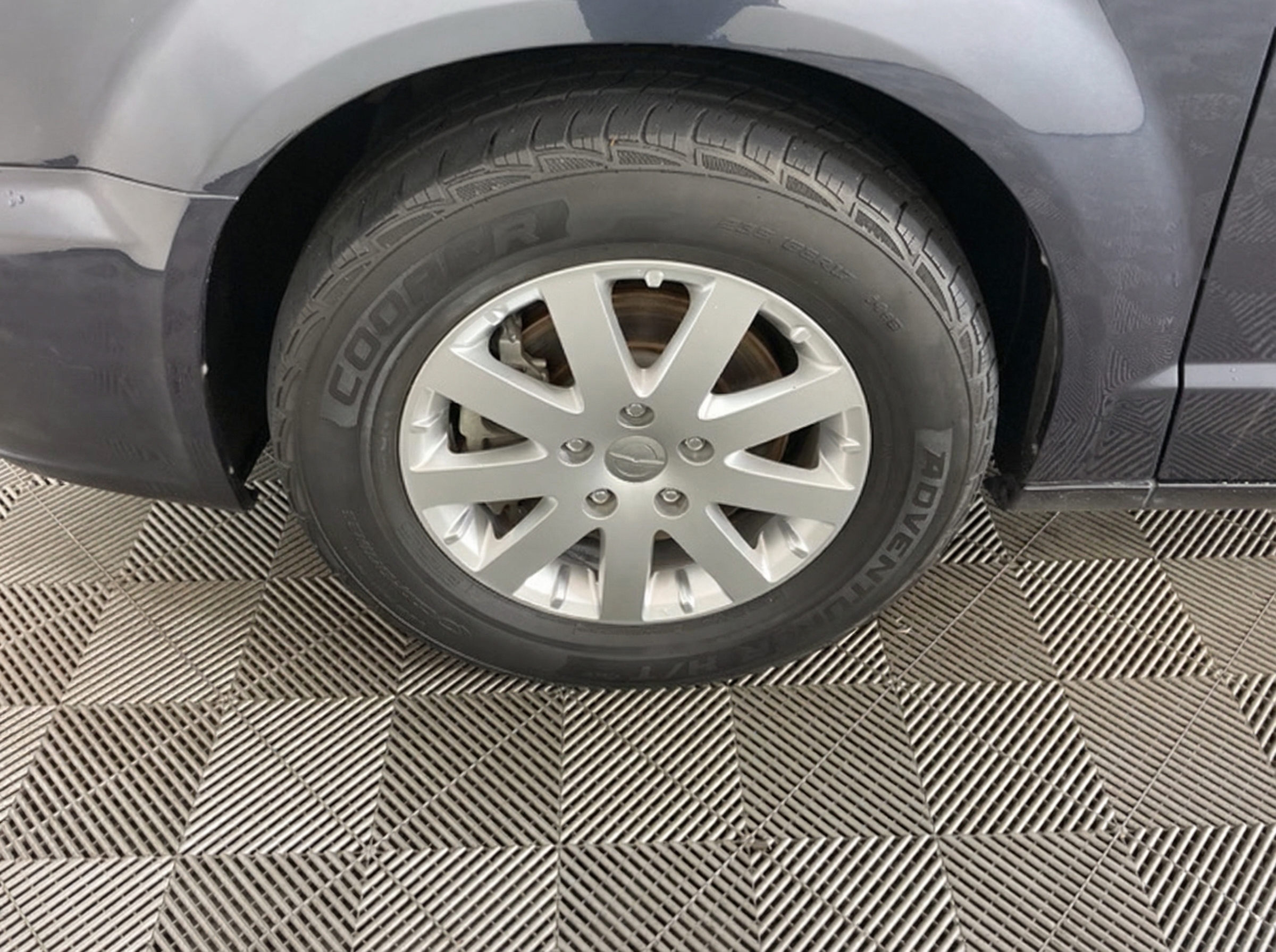 2013 Chrysler Town — photo 16