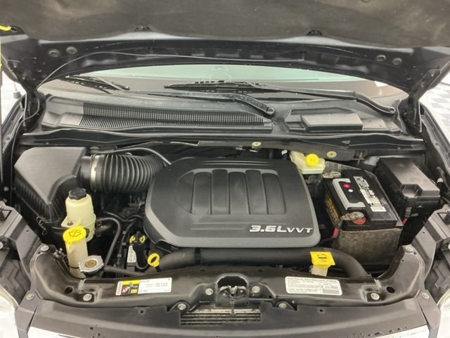 2013 Chrysler Town — photo 17