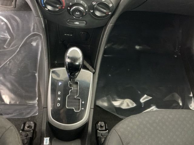 2013 Hyundai Accent — photo 9