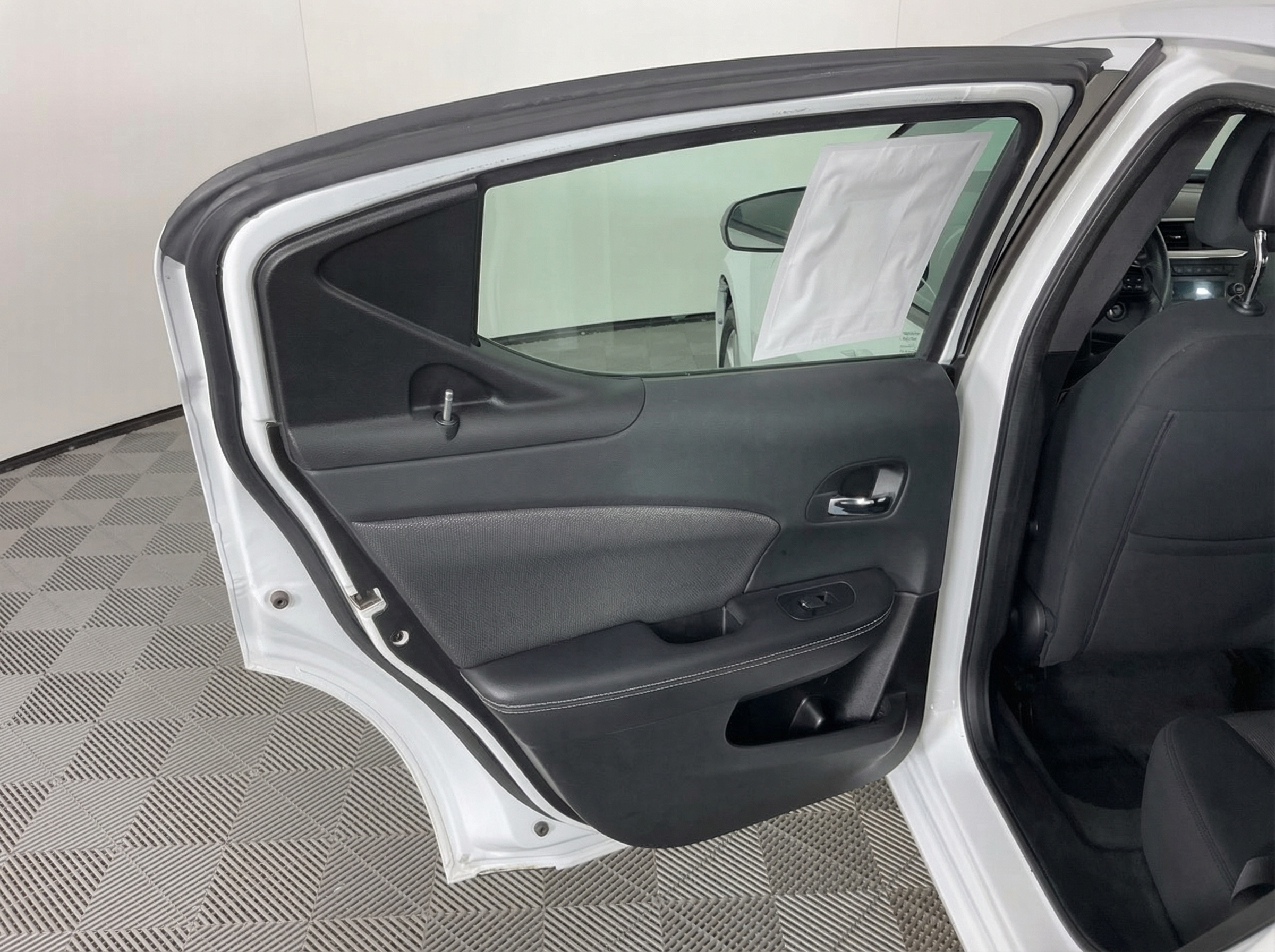 2014 Dodge Avenger — photo 11